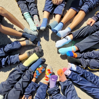 Calcetines distintos, una misma comunidad: conmemoración del Día del Síndrome de Down en la Escuela Las Rojas